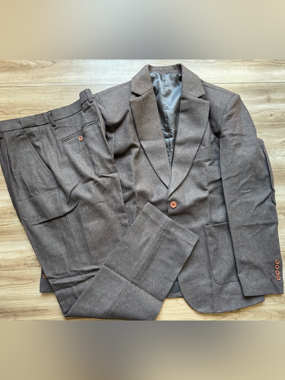 Men’s brown herringbone two-piece suit contrasting buttons size 38 coat 32 pant